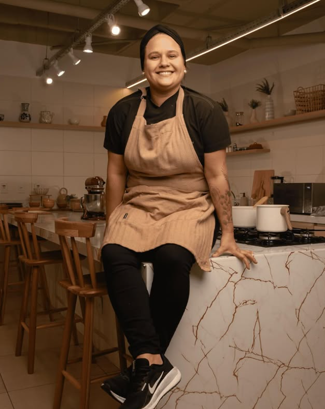 Retrato da chef Carol Xavier na cozinha do Vírgula