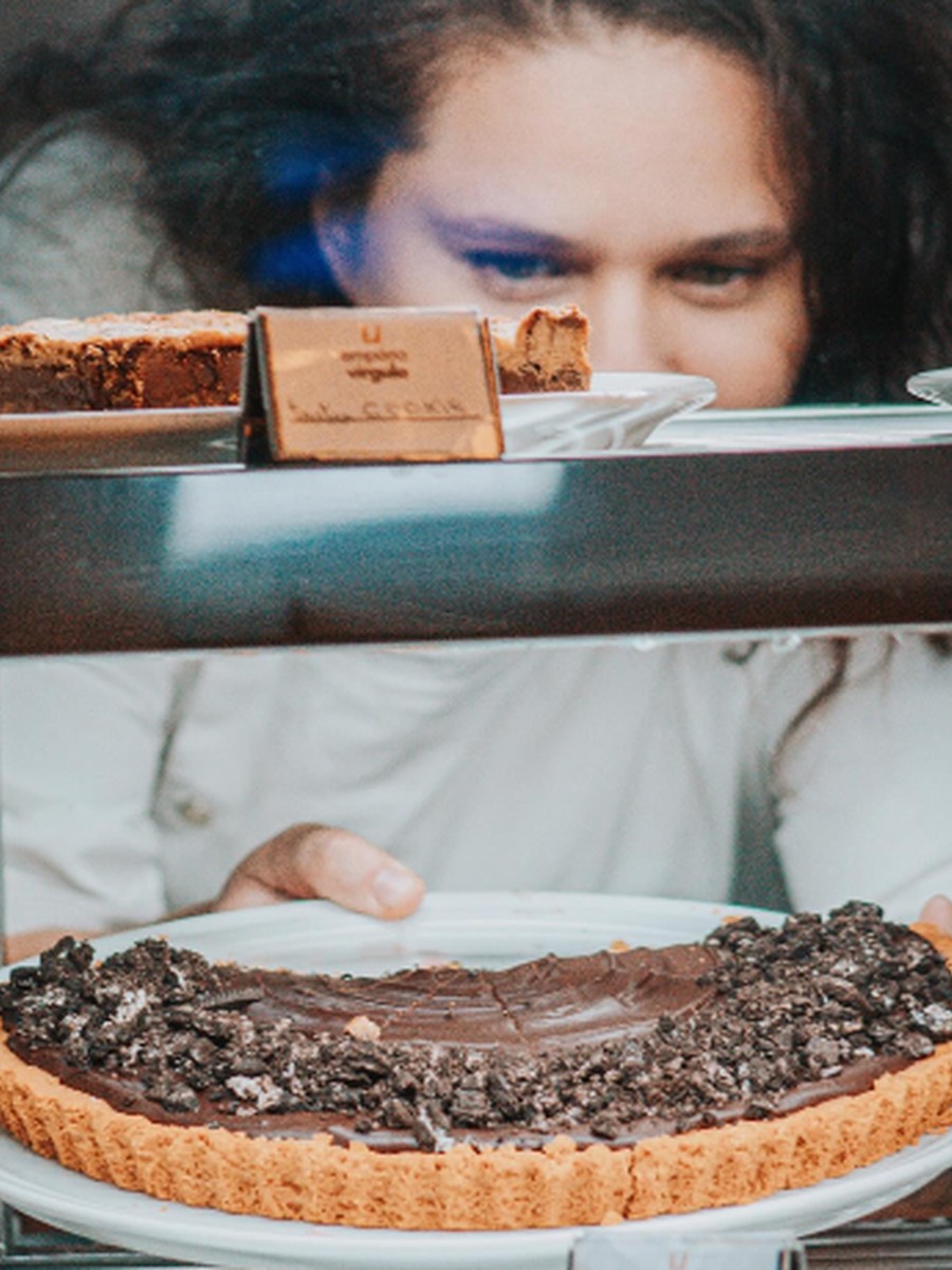 Carol Xavier finalizando uma torta de chocolate
