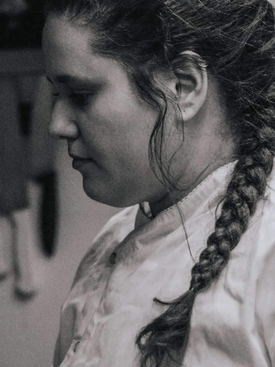 Perfil da chef Carol Xavier em preto e branco